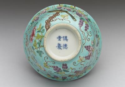 图片[3]-Lidded bowl in yangcai enamels with Chinese wisterias and birds decor on a turquoise blue ground, Qing dynasty, Daoguang reign (1821-1850)-China Archive
